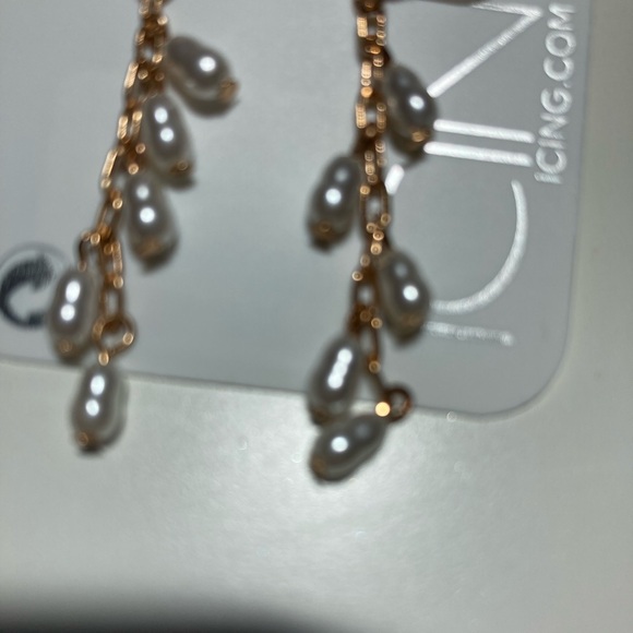 Nwt gold and pearl drop earrings, dangle coquette feminine jewelry - Picture 5 of 5